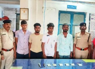 लूट के चार आरोपी को पुलिस ने किया गिरफ्तार तीन आरोपी है फरार लूट के चार आरोपी को पुलिस ने किया गिरफ्तार तीन आरोपी है फरार