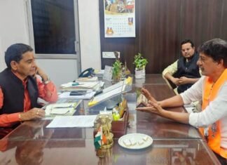 राजस्व मंत्री से भेंट कर अधिकारियों की शिकायत की पूर्व विधायक डॉ. ने राजस्व मंत्री से भेंट कर अधिकारियों की शिकायत की पूर्व विधायक डॉ. ने