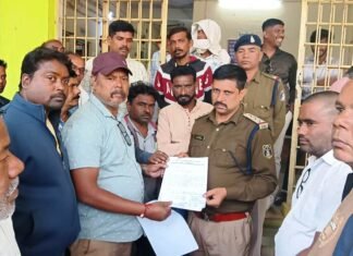 नपाकर्मी संघ ने नपाध्यक्ष से मारपीट के आरोपी को गिरफ्तार करने की मांग नपाकर्मी संघ ने नपाध्यक्ष से मारपीट के आरोपी को गिरफ्तार करने की मांग