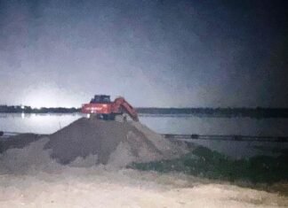 02 नग चैन माउंटेन मशीन व नाव मशीन को किया गया जप्त