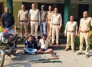 2 शिकारी बंदूक सहित 2 व्यक्ति गिरफ्तार 4 फरार तलाश जारी 2 शिकारी बंदूक सहित 2 व्यक्ति गिरफ्तार 4 फरार तलाश जारी