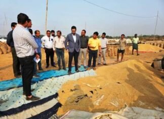 60 क्विंटल पुराना धान जप्त,धान खरीदी केन्द्रों का औचक निरीक्षण किया कलेक्टर ने 60 क्विंटल पुराना धान जप्त,धान खरीदी केन्द्रों का औचक निरीक्षण