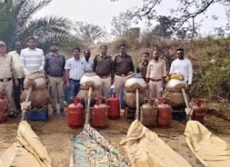 बड़ी मात्रा में अवैध महुआ शराब व सामग्री किया गया बरामद बड़ी मात्रा में अवैध महुआ शराब व सामग्री किया गया बरामद