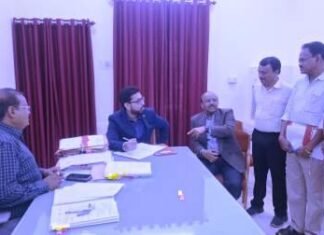 कलेक्टर ने कृषि और PWD कार्यालय का किया औचक निरीक्षण,एक दिन का वेतन काटने के निर्देश कलेक्टर ने कृषि और PWD कार्यालय का किया औचक निरीक्षण