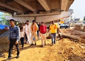 ओवरब्रिज के नीचे की खाली पड़ी भूमि का विधायक सिन्हा ने किया निरीक्षण ओवरब्रिज के नीचे की खाली पड़ी भूमि का विधायक सिन्हा ने किया निरीक्षण