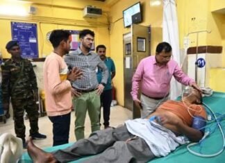 किसान के स्वास्थ्य का जायजा लिया कलेक्टर ने,चिकित्स्कों को दिये बेहतर इलाज के निर्देश किसान के स्वास्थ्य का जायजा लिया कलेक्टर ने