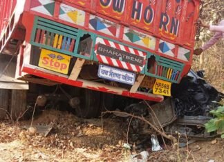 भीषण सड़क हादसा में एक ही परिवार के 6 लोग की मौत भीषण सड़क हादसा में एक ही परिवार के 6 लोग की मौत