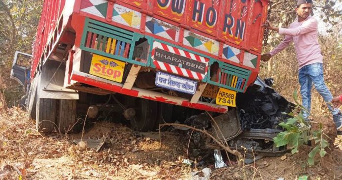 भीषण सड़क हादसा में एक ही परिवार के 6 लोग की मौत