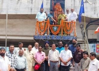 सविधान निर्माता डॉ. भीमराव अंबेडकर के आदमकद प्रतिमा पर माल्यार्पण सविधान निर्माता डॉ. भीमराव अंबेडकर के आदमकद प्रतिमा पर माल्यार्पण
