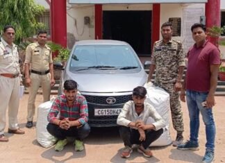 गांजा की तस्करी करते 02 अन्तर्राज्जीय तस्कर गिरफ्तार 8 लाख रुपए का गांजा जप्त गांजा की तस्करी करते 02 अन्तर्राज्जीय तस्कर गिरफ्तार 8 लाख का गांजा जप्त