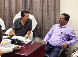 मोबाईल मेडिकल यूनिट में दवाइयों की कमी को लेकर सीएमओ से चर्चा मोबाईल मेडिकल यूनिट में दवाइयों की कमी को लेकर सीएमओ से चर्चा