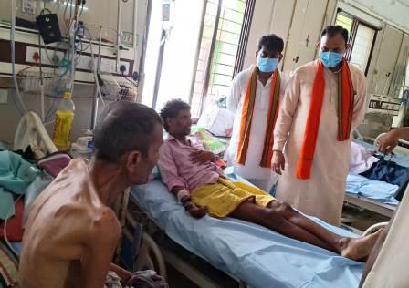 स्वास्थ्य मंत्री ने जिला अस्पताल का किया निरीक्षण,मरीजों से पूछा कुशलक्षेम
