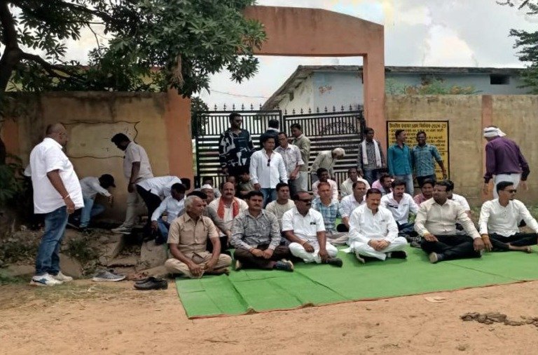 पूर्व विधायक विनोद चंद्राकर के नेतृत्व में कांग्रेसजनों ने किया खट्टी स्कूल में तालाबंदी