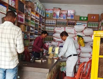 बलौदाबाजार:- कृषि विभाग द्वारा आदान विक्रय केंद्रों का निरीक्षण किया जा रहा है। कलेक्टर दीपक सोनी के निर्देशानुसार जिले के कृषकों को गुणवत्तायुक्त कृषि आदान जै