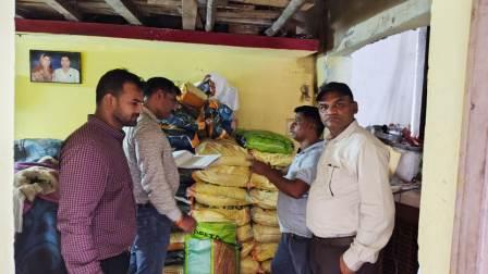 कृषि विभाग की टीम ने कृषि केंद्रों में दी दबिश, अवैध खाद- बीज किया जप्त
