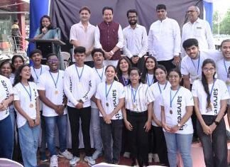 नीट अभ्यर्थियों से विधायक अग्रवाल ने कहा कि “मेहनत रंग लाई और सपने हुए सच” नीट अभ्यर्थियों से विधायक अग्रवाल ने कहा कि मेहनत रंग लाई व सपने हुए सच