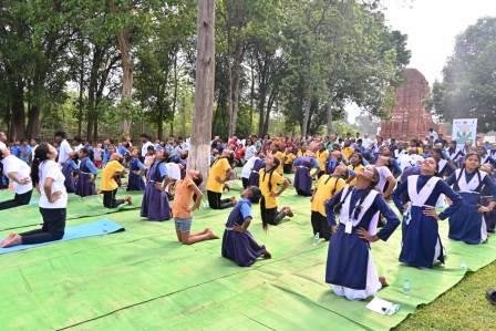 लक्ष्मण मंदिर परिसर में अंतरराष्ट्रीय योग दिवस पर हुआ जिला स्तरीय कार्यक्रम