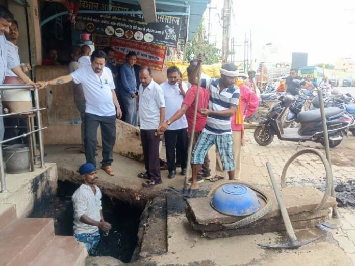 np 1234 हाइवे के बड़ी नाली के सफाई कार्य का निरीक्षण किया उपाध्यक्ष राठी ने