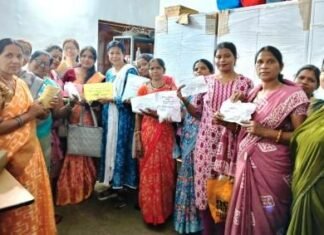 सीमा पर तैनात वीरों के नाम राखी संदेश: आंगनबाड़ी बहनों की अनोखी राष्ट्रभक्ति सीमा पर तैनात वीरों के नाम राखी : आंगनबाड़ी बहनों की अनोखी राष्ट्रभक्ति