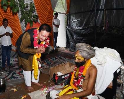 "गुरु पूर्णिमा पर श्रद्धा व आस्था का संदेश लेकर संत सियाराम के चरणों में पहुंचे 