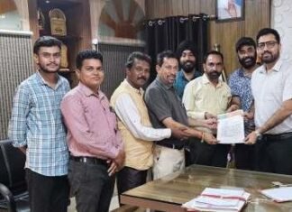 रेलवे फाटक पर फुट ओवर ब्रिज का विरोध, जनभावना के अनुरूप निर्माण रोकने की मांग रेलवे फाटक पर फुट ओवर ब्रिज का विरोध