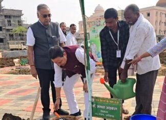 “माँ के नाम एक पेड़” : राजनीति और संवेदना का पर्यावरणीय संगम "माँ के नाम एक पेड़" : राजनीति और संवेदना का पर्यावरणीय संगम