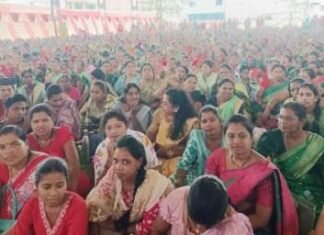 मूसलधार बारिश में भी आंगनबाड़ी कार्यकर्ता–सहायिकाओं का प्रदर्शन मूसलधार बारिश में भी आंगनबाड़ी कार्यकर्ता–सहायिकाओं का प्रदर्शन