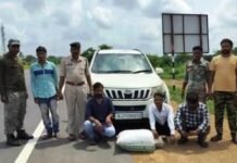 लक्ज़री SUV में गांजा की बड़ी खेप के साथ तीन अन्तर्राज्यीय तस्कर गिरफ्तार लक्ज़री SUV में गांजा की बड़ी खेप के साथ तीन अन्तर्राज्यीय तस्कर गिरफ्तार