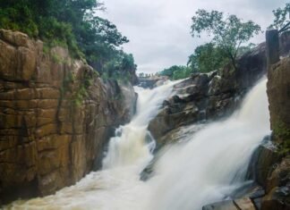 रानीदाह जलप्रपात का असली सौंदर्य मानसून के समय होता है अपने चरम पर रानीदाह जलप्रपात का असली सौंदर्य मानसून के समय होता है अपने चरम पर