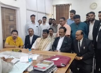 राजस्व न्यायालय में अधिवक्ता कक्ष की मांग हुई त्वरित पूरी राजस्व न्यायालय में अधिवक्ता कक्ष की मांग हुई त्वरित पूरी