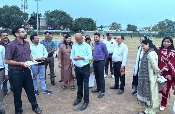 Rajyotsav taiyari ka jayja (4)msmd राज्योत्सव 2025: कलेक्टर ने की मिनी स्टेडियम में व्यवस्थाओं की समीक्षा”