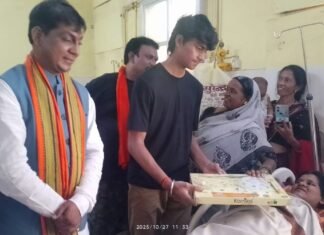 विधायक सिन्हा ने जिला अस्पताल में किया नवजात शिशुओं के लिए किट का वितरण विधायक सिन्हा ने नवजात शिशुओं के लिए किया किट का वितरण