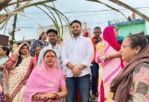 छठ घाट पहुंचकर नपाध्यक्ष साहू ने की पूजा छठ घाट पहुंचकर नपाध्यक्ष साहू ने की पूजा