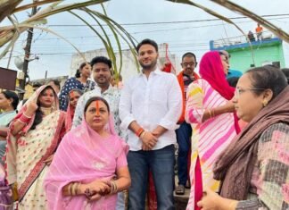 छठ घाट पहुंचकर नपाध्यक्ष साहू ने की पूजा छठ घाट पहुंचकर नपाध्यक्ष साहू ने की पूजा