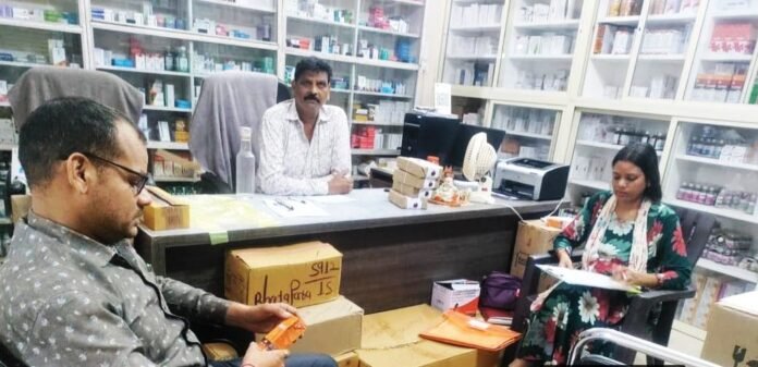 एर्नजल इलेक्ट्रोलाईट का लिया सैम्पल, वैध पंजीयन तक क्रय -विक्रय प्रतिबंधित