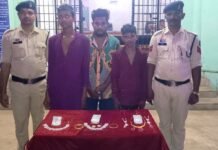 नयापारा में हुए चोरी का खुलासा,03 आरोपी गिरफ्तार नयापारा में हुए चोरी का खुलासा,03 आरोपी गिरफ्तार