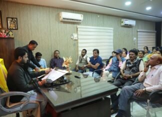 सड़क, नाली, लाइट की मांग लेकर पालिका अध्यक्ष से मिले अयोध्या नगर के नागरिक सड़क, नाली, लाइट की मांग लेकर अध्यक्ष से मिले अयोध्या नगर के वार्डवासी