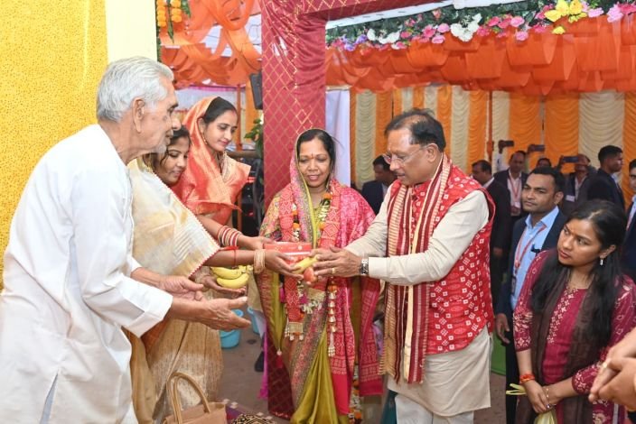 मुख्यमंत्री विष्णुदेव साय का सलखंड दौरा, महालक्ष्मी पूजन में शामिल