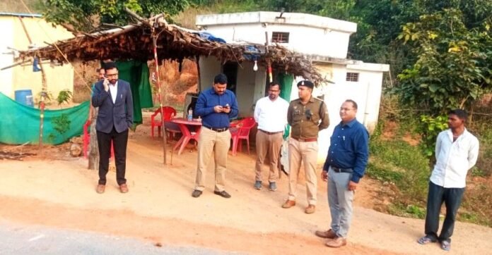 कलेक्टर व एसपी ने अंतर्राज्यीय जांच चौकी पलसापाली का किया निरीक्षण