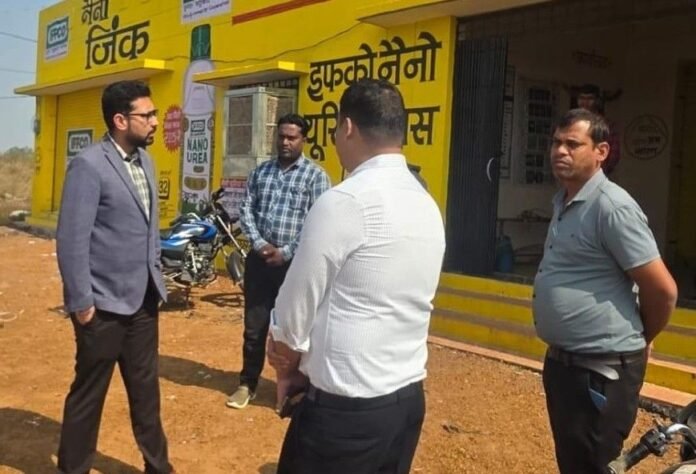 check post nirikshan (1)-13 धान के अवैध परिवहन पर रोक के लिए कलेक्टर ने चेकपोस्टों का किया निरीक्षण