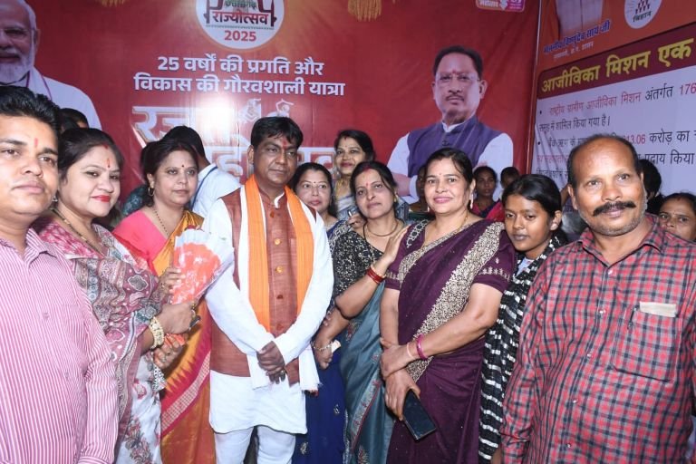 हर्ष व उल्लास के माहौल में जारी है तीन दिवसीय राज्योत्सव मिनी स्टेडियम में