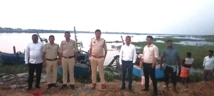 बड़गांव रेत घाट में अवैध उत्खनन कार्य करने वाले चार नौका जप्त