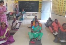 सास-बहू, पति-पत्नी एवं देवरानी-जेठानी ने उत्साह से दिलाई साक्षरता परीक्षा सास-बहू, पति-पत्नी एवं देवरानी-जेठानी ने उत्साह से दिलाई साक्षरता परीक्षा