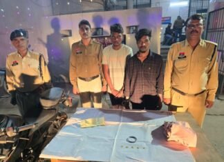 बुजुर्ग महिला से लूट की वारदात का पुलिस ने किया खुलासा, दो आरोपी गिरफ्तार बुजुर्ग महिला से लूट की वारदात का खुलासा, दो आरोपी गिरफ्तार