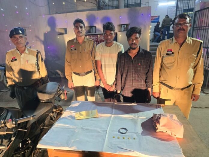 बुजुर्ग महिला से लूट की वारदात का खुलासा, दो आरोपी गिरफ्तार