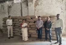 संयुक्त टीम ने दो अलग-अलग मामलों में कुल 1100 कट्टा धान किया जप्त संयुक्त टीम ने दो अलग-अलग मामलों में कुल 1100 कट्टा धान किया जप्त