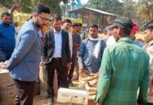 आमाकोनी धान उपार्जन केंद्र का कलेक्टर ने किया औचक निरीक्षण, पारदर्शी खरीदी पर दिया जोर आमाकोनी धान उपार्जन केंद्र का कलेक्टर ने किया औचक निरीक्षण