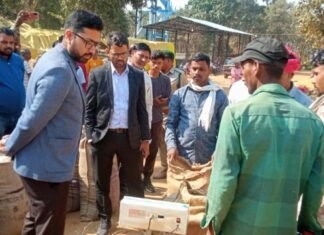 आमाकोनी धान उपार्जन केंद्र का कलेक्टर ने किया औचक निरीक्षण, पारदर्शी खरीदी पर दिया जोर आमाकोनी धान उपार्जन केंद्र का कलेक्टर ने किया औचक निरीक्षण