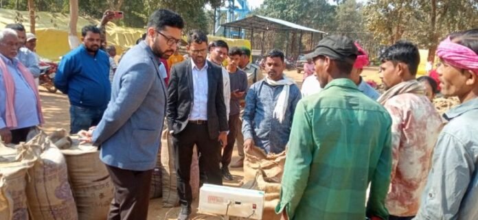 आमाकोनी धान उपार्जन केंद्र का कलेक्टर ने किया औचक निरीक्षण