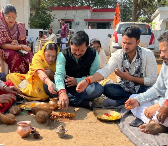 IMG-20251204-WA0010 वार्ड 29 में नपाध्यक्ष ने किया शेड निर्माण के लिए भूमिपूजन